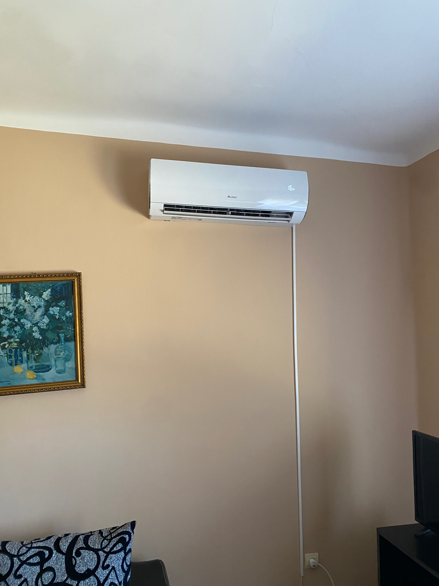 Felszerelt Gree beltéri egység egy nappaliban